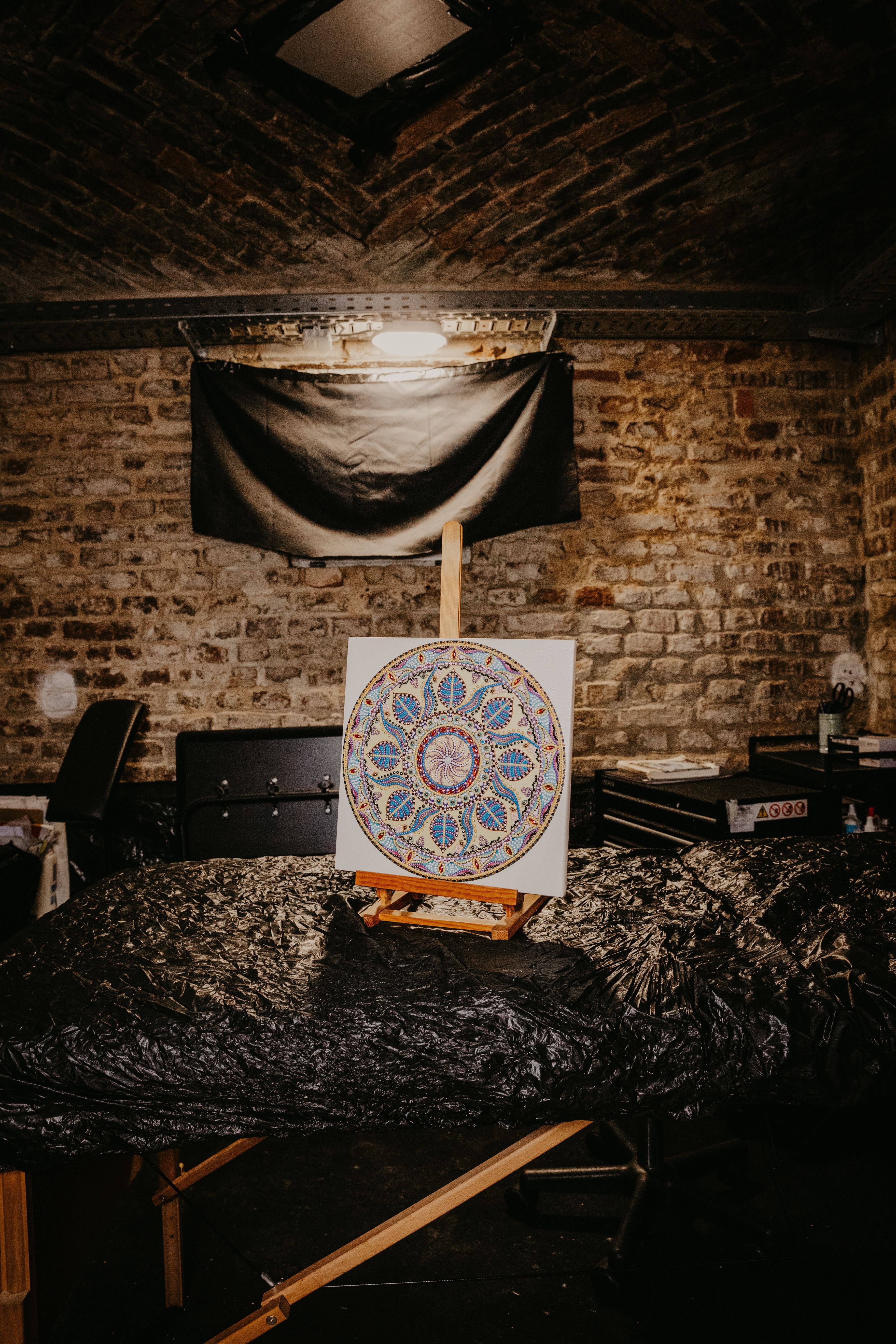 Design de mandala colorida em cavalete de estúdio